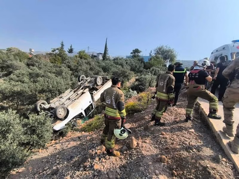 Zeytinlik bahçesine uçan kamyonetin sürücüsü yaralandı