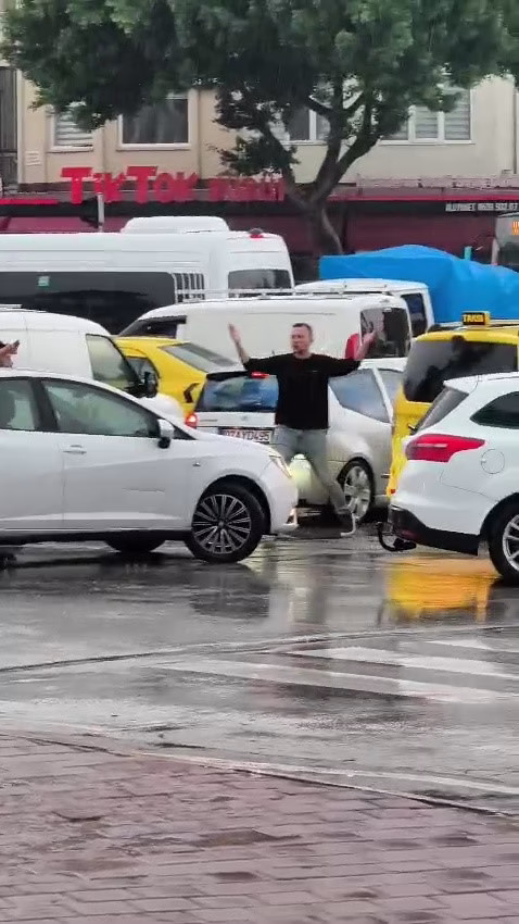 Antalya'da Trafik Işıkları Arızalandı, Sürücüler İsyan Etti