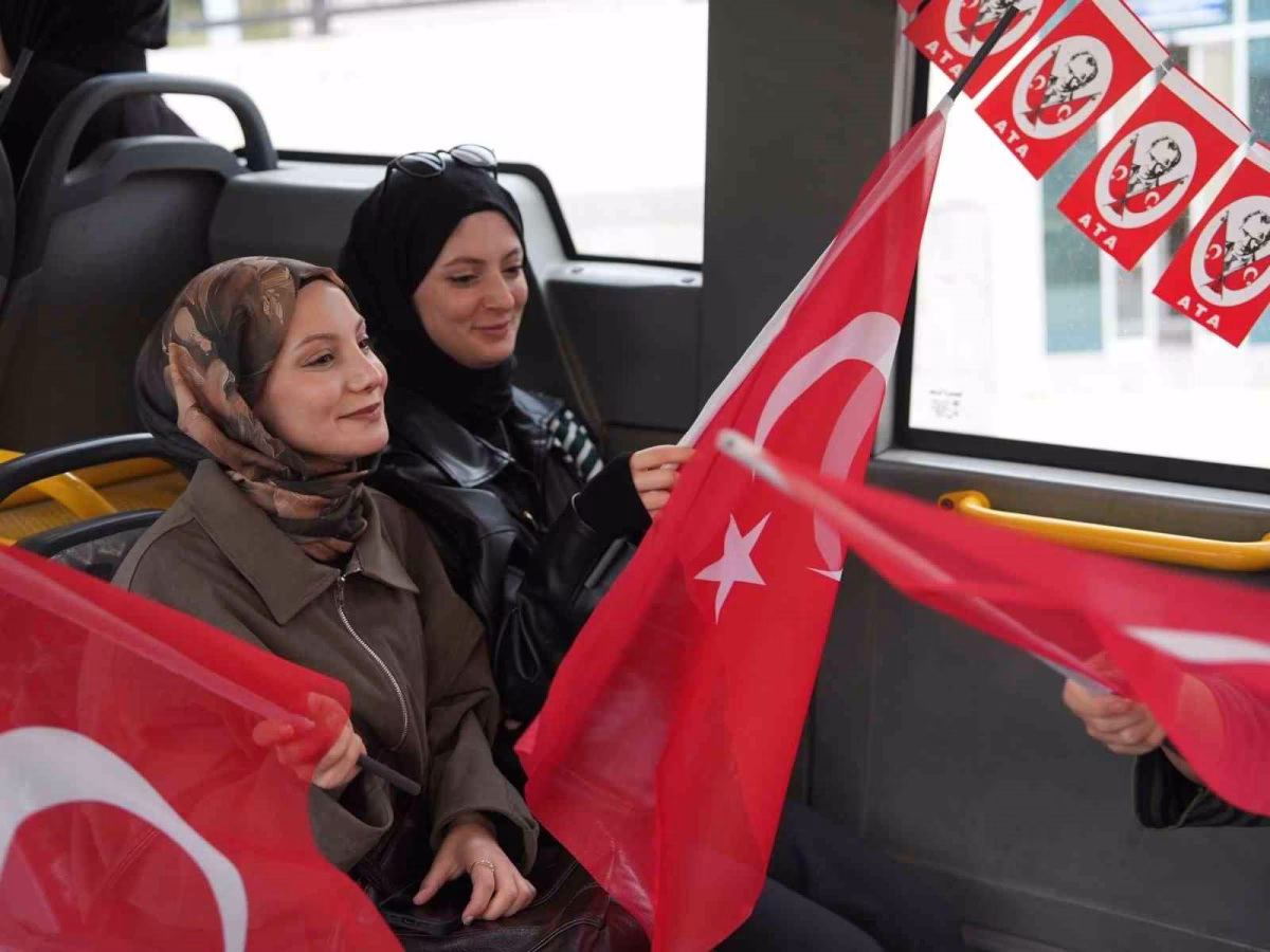 Belediye Otobüsünde Sürpriz Cumhuriyet Coşkusu