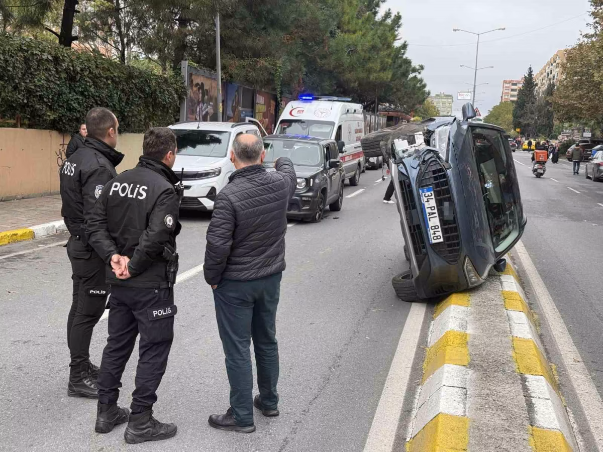 Beylikdüzü'nde Kaza: Araç Yan Yattı