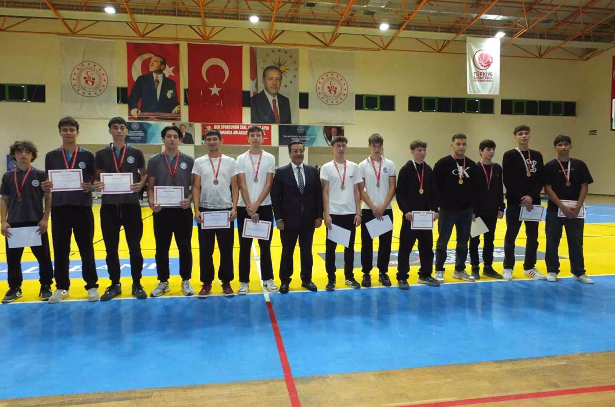 Burhaniye'de Cumhuriyet Kupası ödülleri sahiplerini buldu