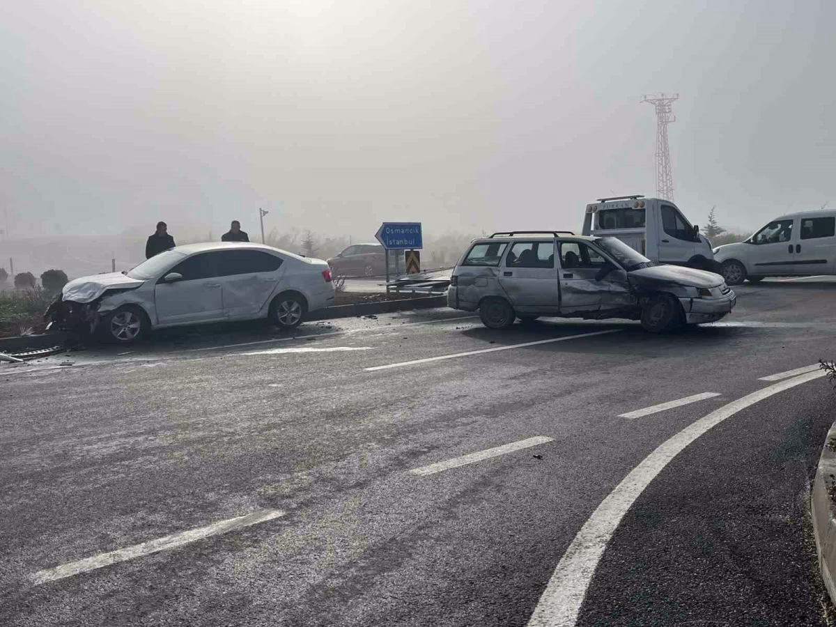 Çorum'da iki otomobil çarpıştı: 3 yaralı