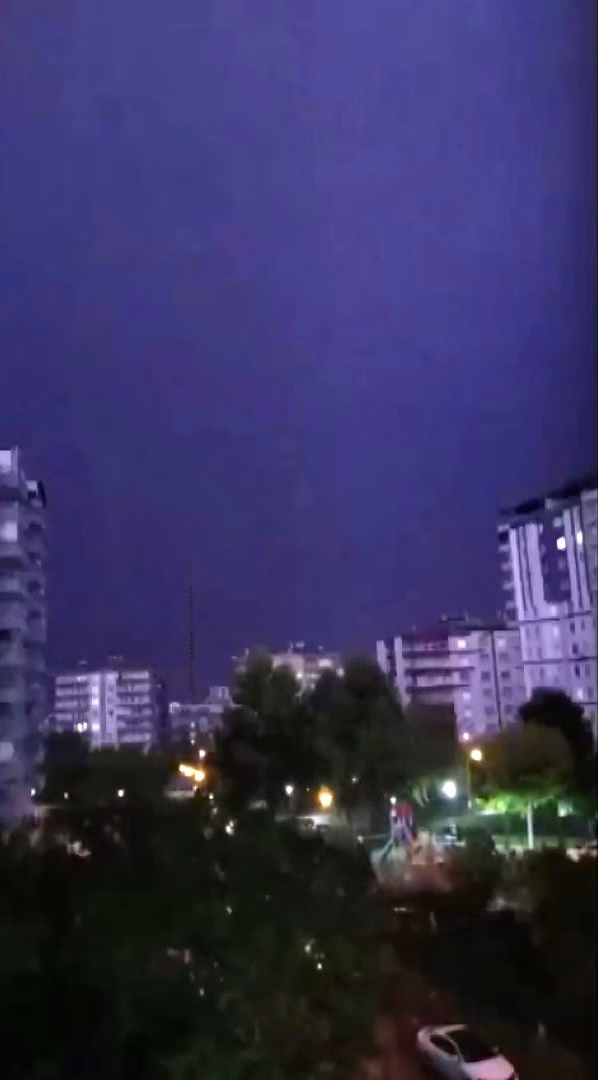 Diyarbakır’da İki Apartmana Yıldırım İsabet Etti