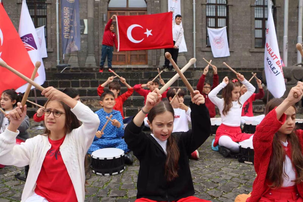 Diyarbakır'da öğrencilerden anlamlı Cumhuriyet yürüyüşü