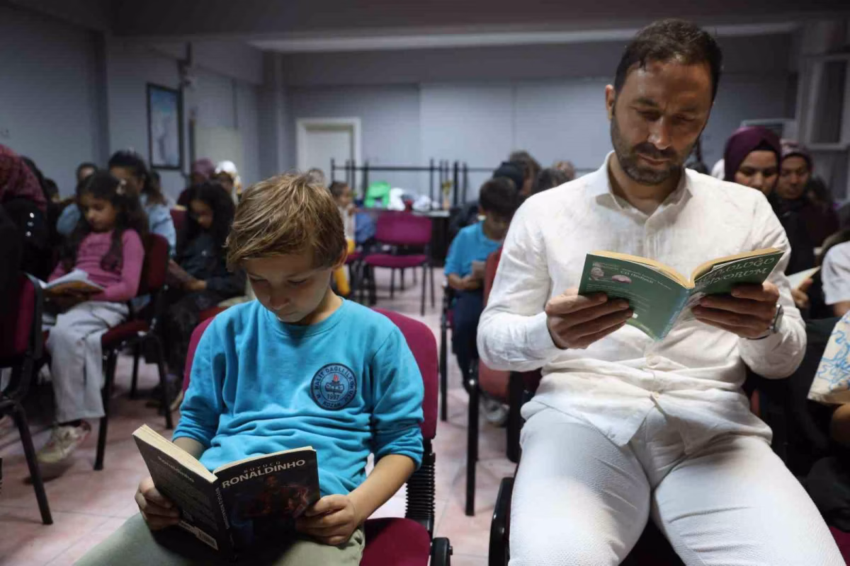 Ekranı Kapatıp Çocuklarıyla Birlikte Kitap Okudular