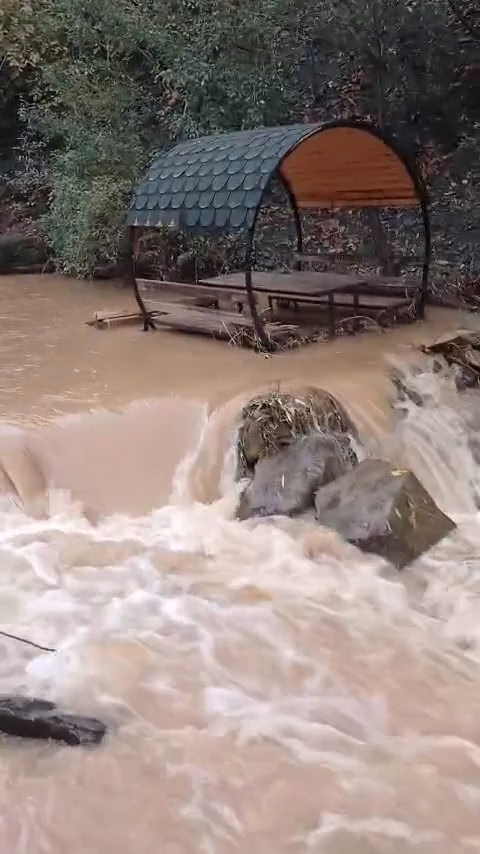 Elazığ'da Sağanak Yağış Teke Deresini Taşırdı