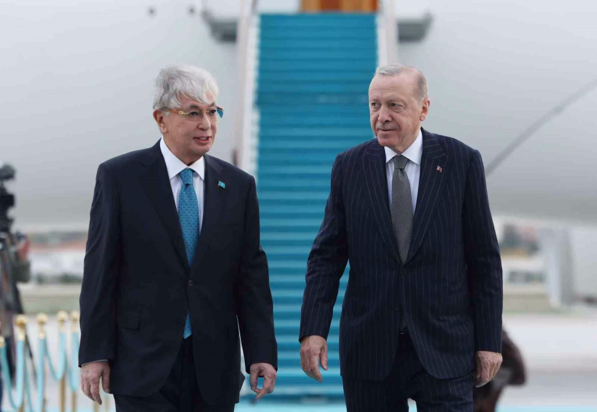 Erdoğan, Tokayev'i Havalimanında Resmi Karşıladı
