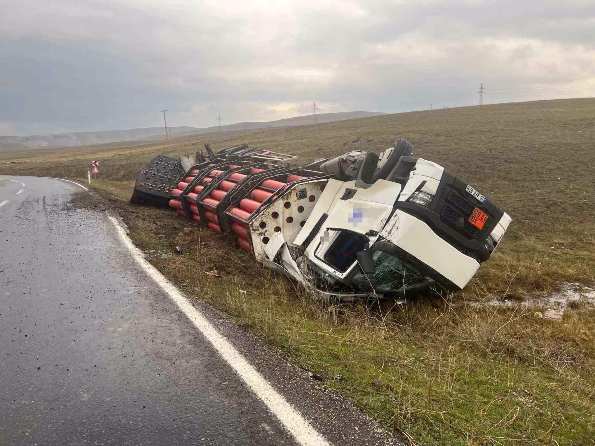 Erzurum'da Kayganlaşan Yolda Tır Devrildi