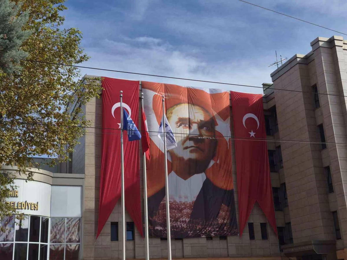 Eskişehir'de Binalar Türk Bayraklarıyla Donatıldı