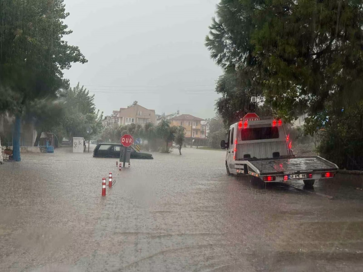 Fethiye'de Sağanak Hayatı Felç Etti