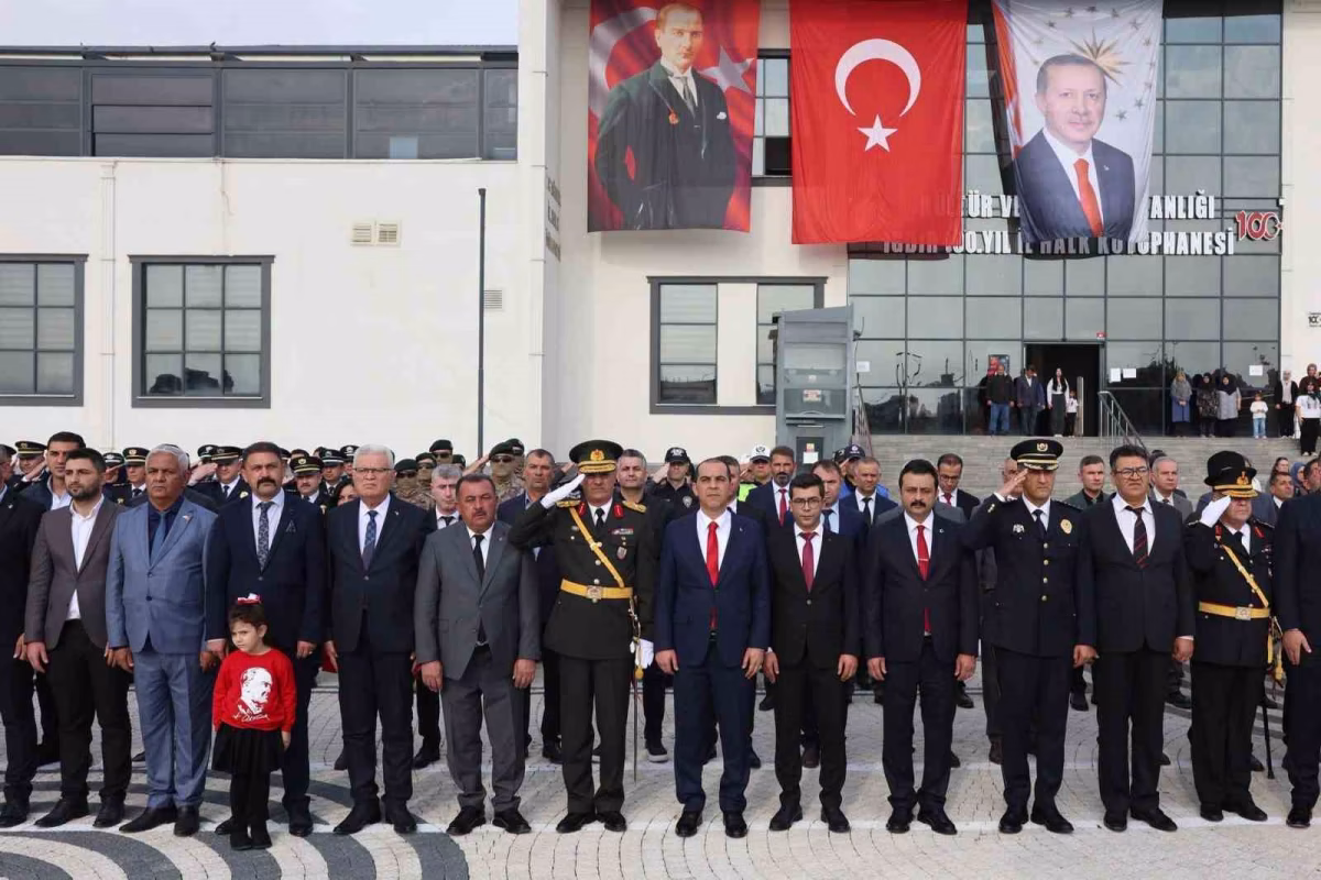 Iğdır'da Cumhuriyet Bayramı çelenk sunumuyla başladı