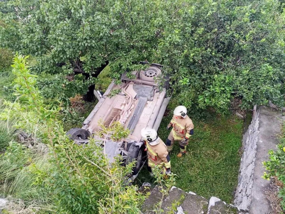 İskenderun'da bahçeye uçan otomobil devrildi