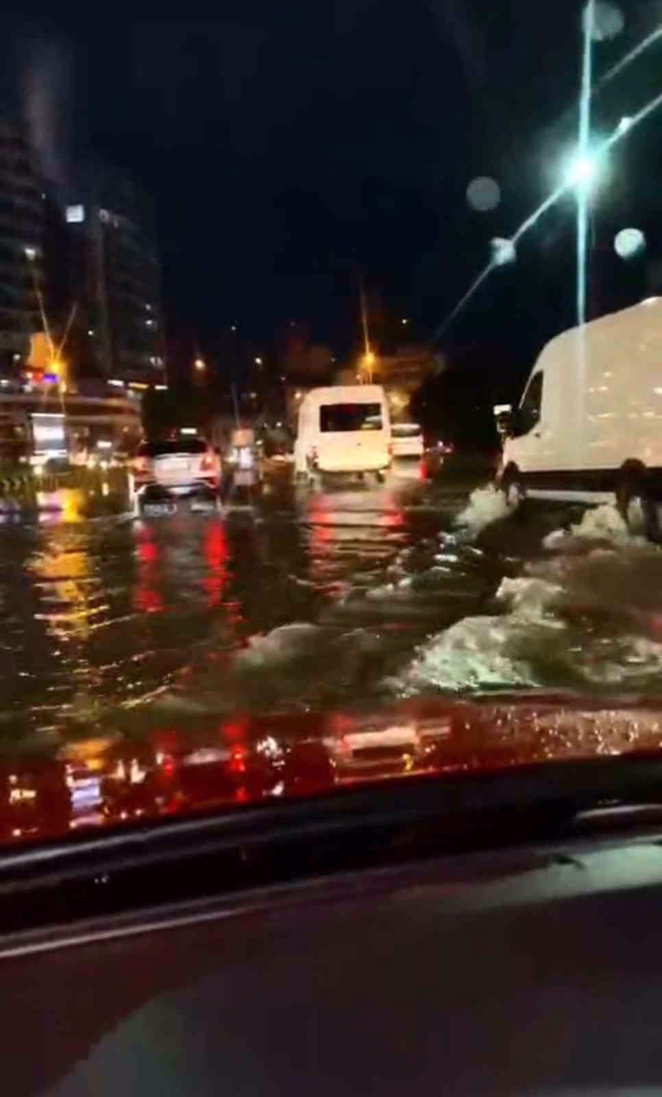 İskenderun'da Yağmur Sonrası Su Tahliyesi