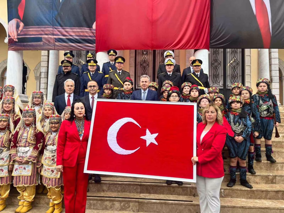 İzmir'de Dokunan Türk Bayrağı Valiye Teslim Edildi