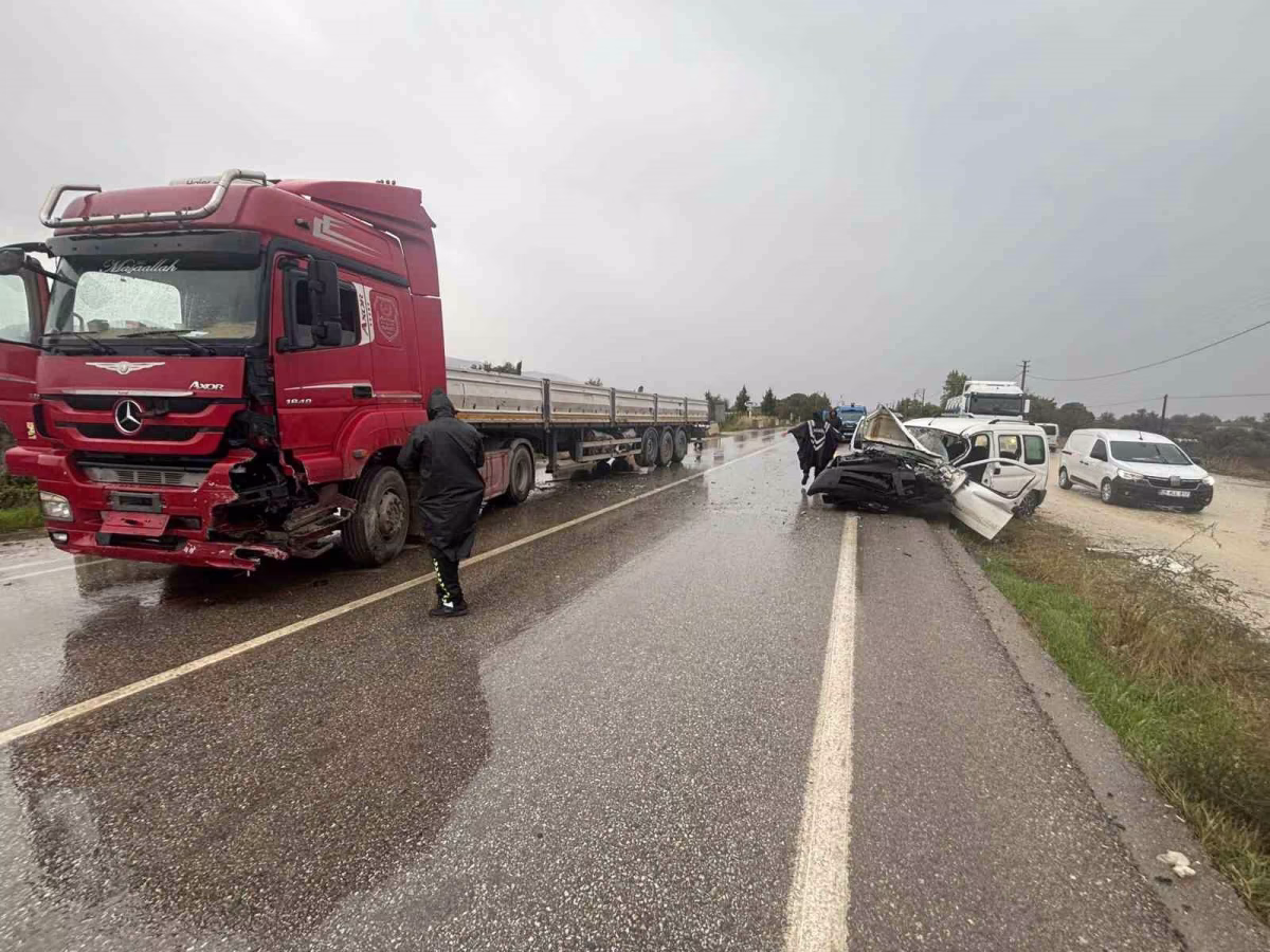 İzmir'de tır ile kamyonet çarpıştı: 1 ölü