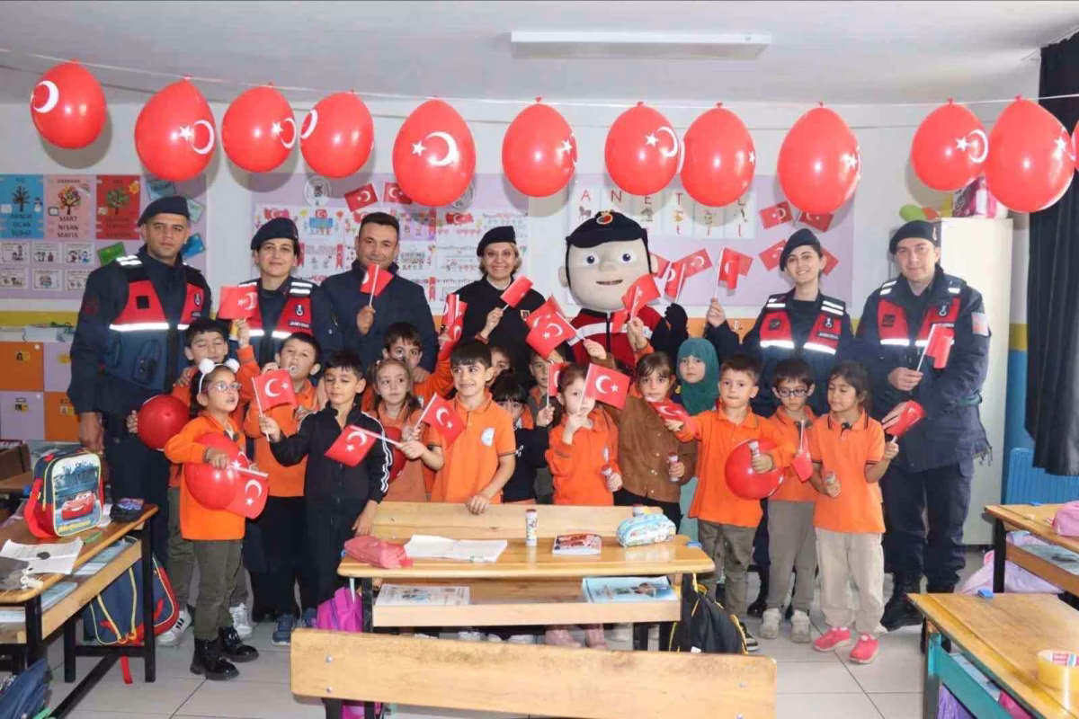 Jandarmadan ilkokul öğrencilerine bayram sürprizi