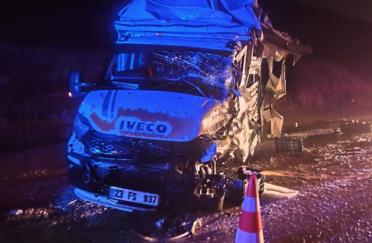 Malatya'da Tır ile Minibüs Çarpıştı: 1 Yaralı