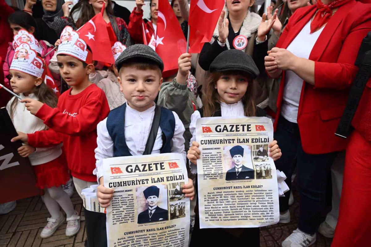 Manisa'da Çocuklardan Tarihi Gazeteli Cumhuriyet Kutlaması
