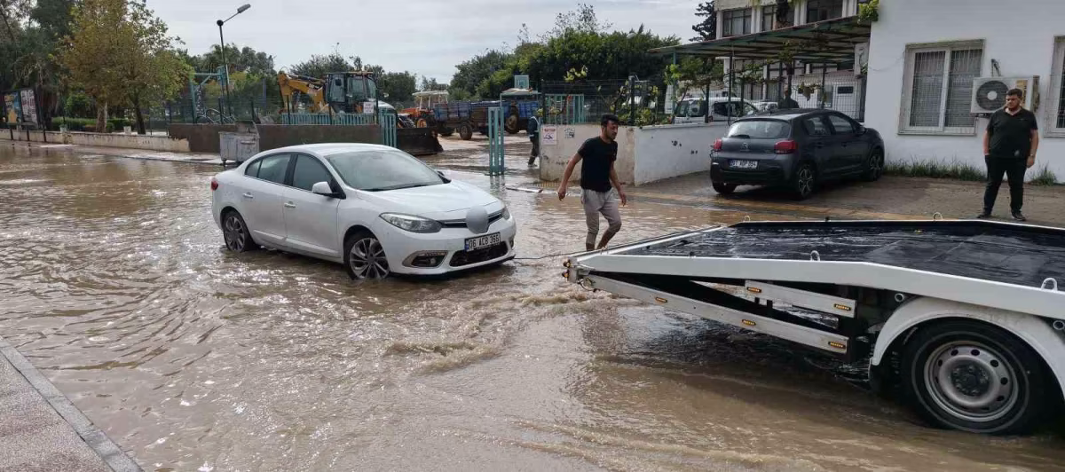 Mersin'de şiddetli yağış yolları ve seraları vurdu