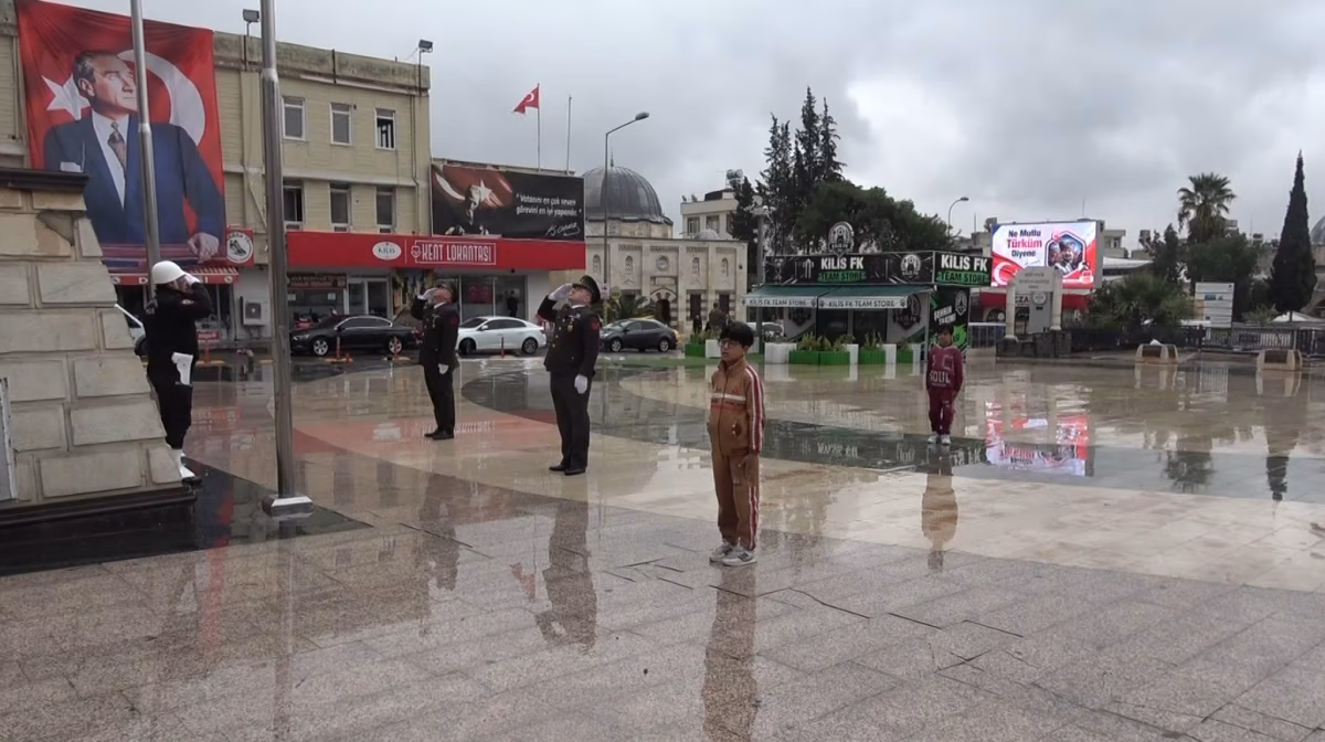 Minik Çocuktan Yürek Isıtan Görüntü