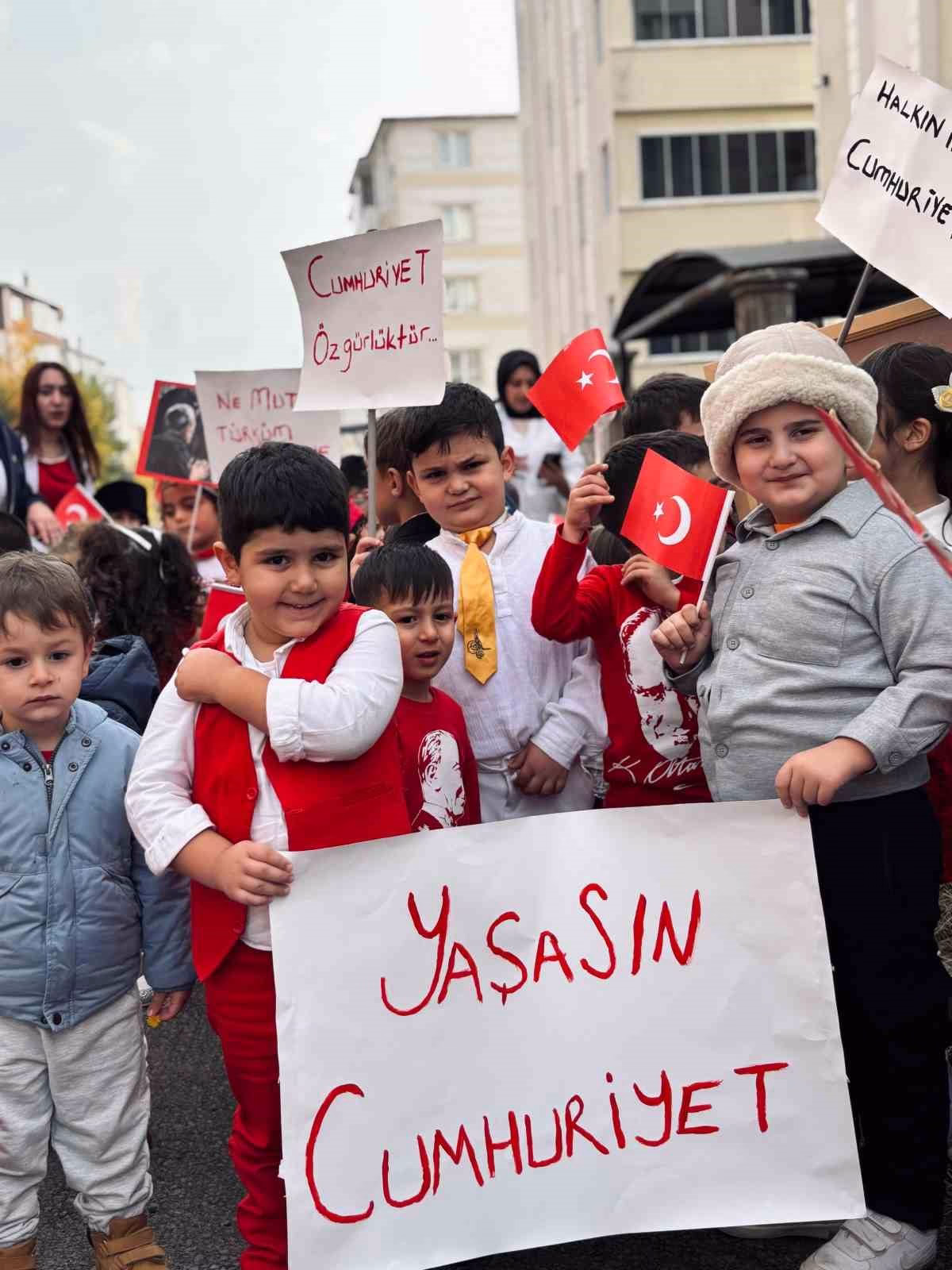Miniklerden Kars'ta renkli Cumhuriyet yürüyüşü