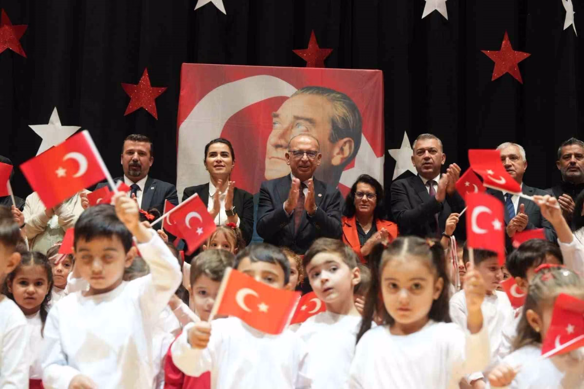 Miniklerden Turgutlu'da renkli Cumhuriyet gösterisi