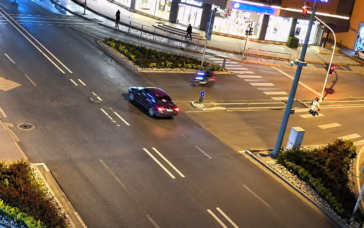 Motosiklet Sürücüsü Otomobilin Ön Camından Girdi