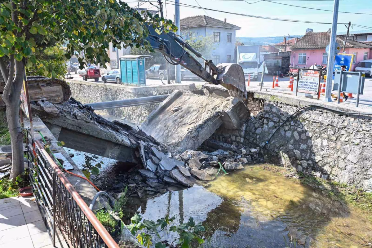 Mudanya'da eski köprü yıkıldı