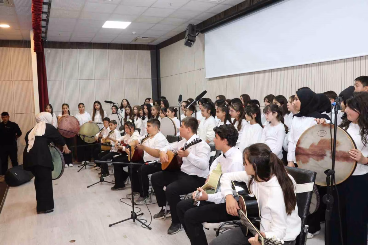 Oltu'da 130 Öğrenciyle Türk Halk Müziği Konseri