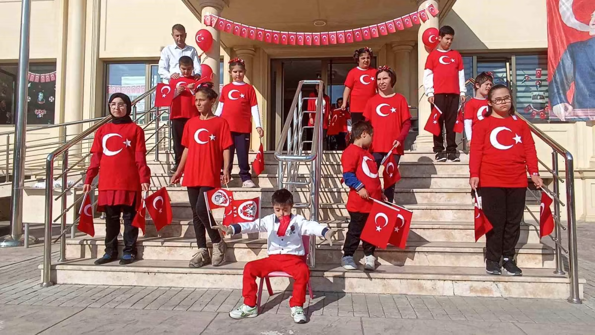 Özel öğrencilerden renkli Cumhuriyet kutlaması