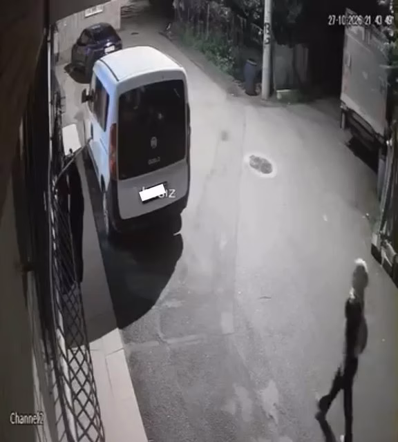 Penceredeki kıyafetleri beğenen kadın kamerada