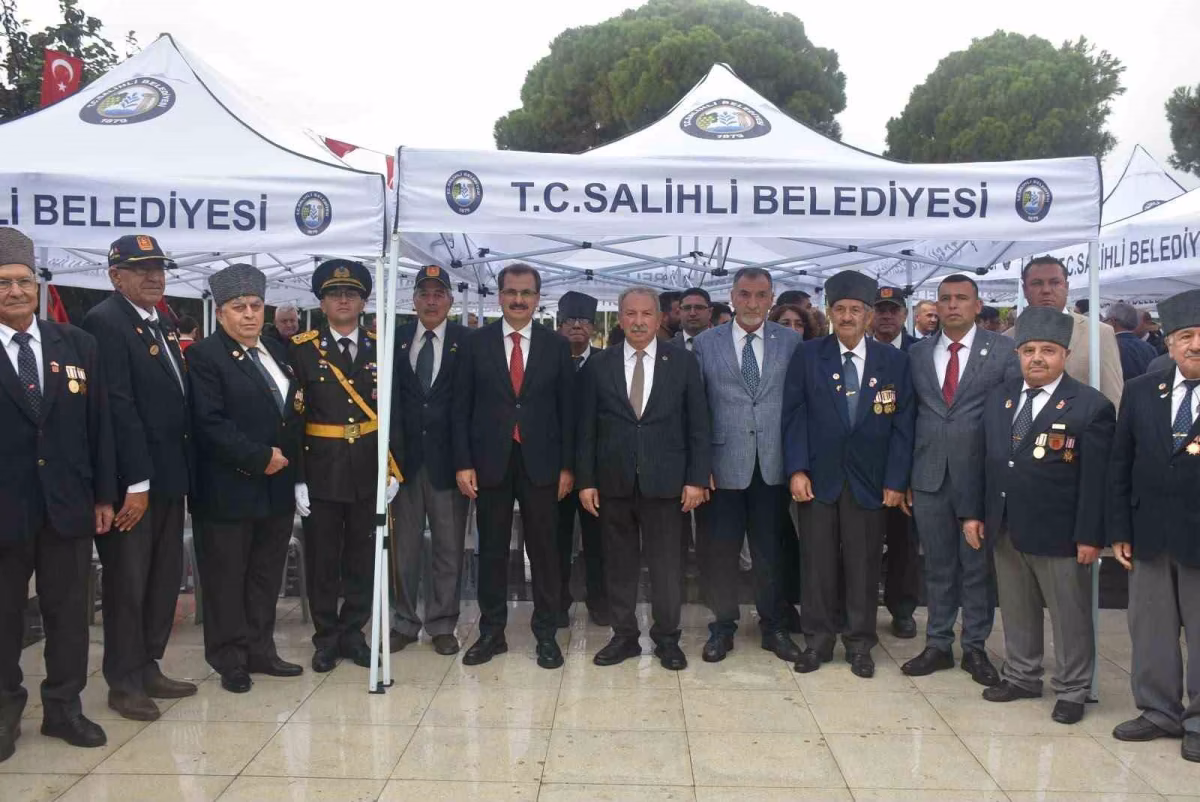 Salihli'de Cumhuriyet Bayramı Çelenk Töreni Başladı