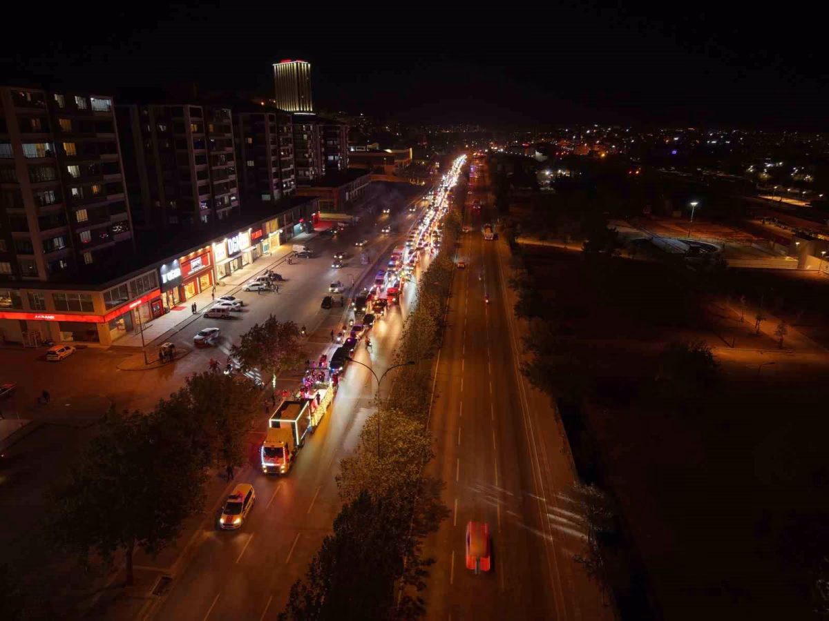 Şehitkamil'den 103 araçlık Cumhuriyet korteji