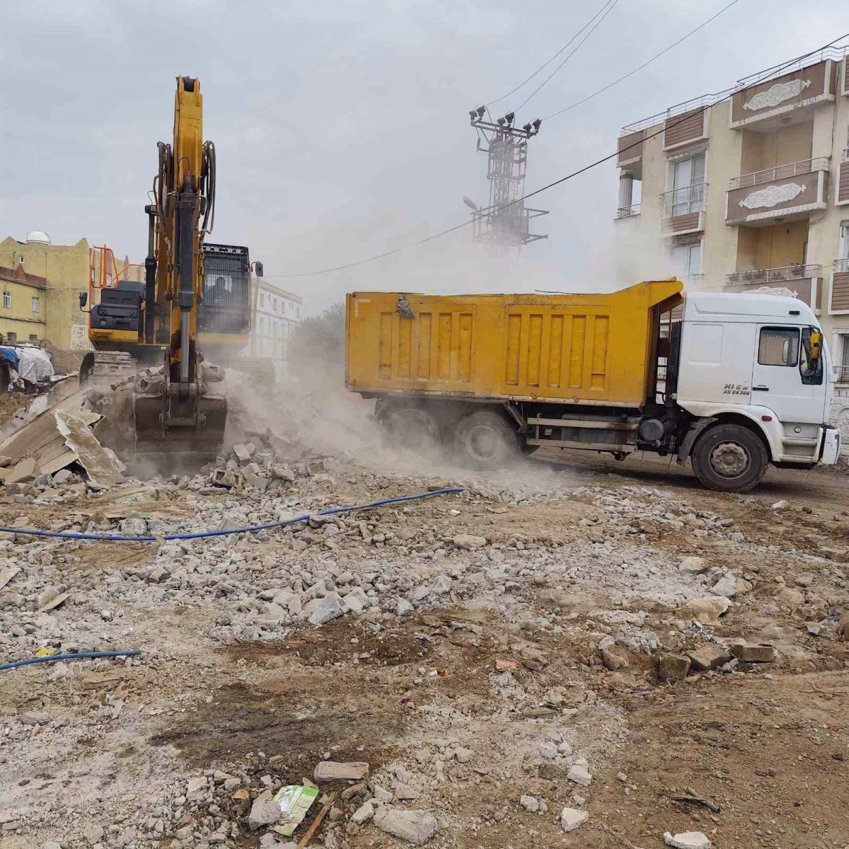 Silopi'de metruk binalar yıkılıyor