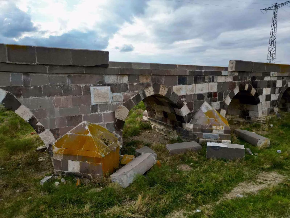 Tarihi Kırkgöz Köprüsü'nde acı tablo