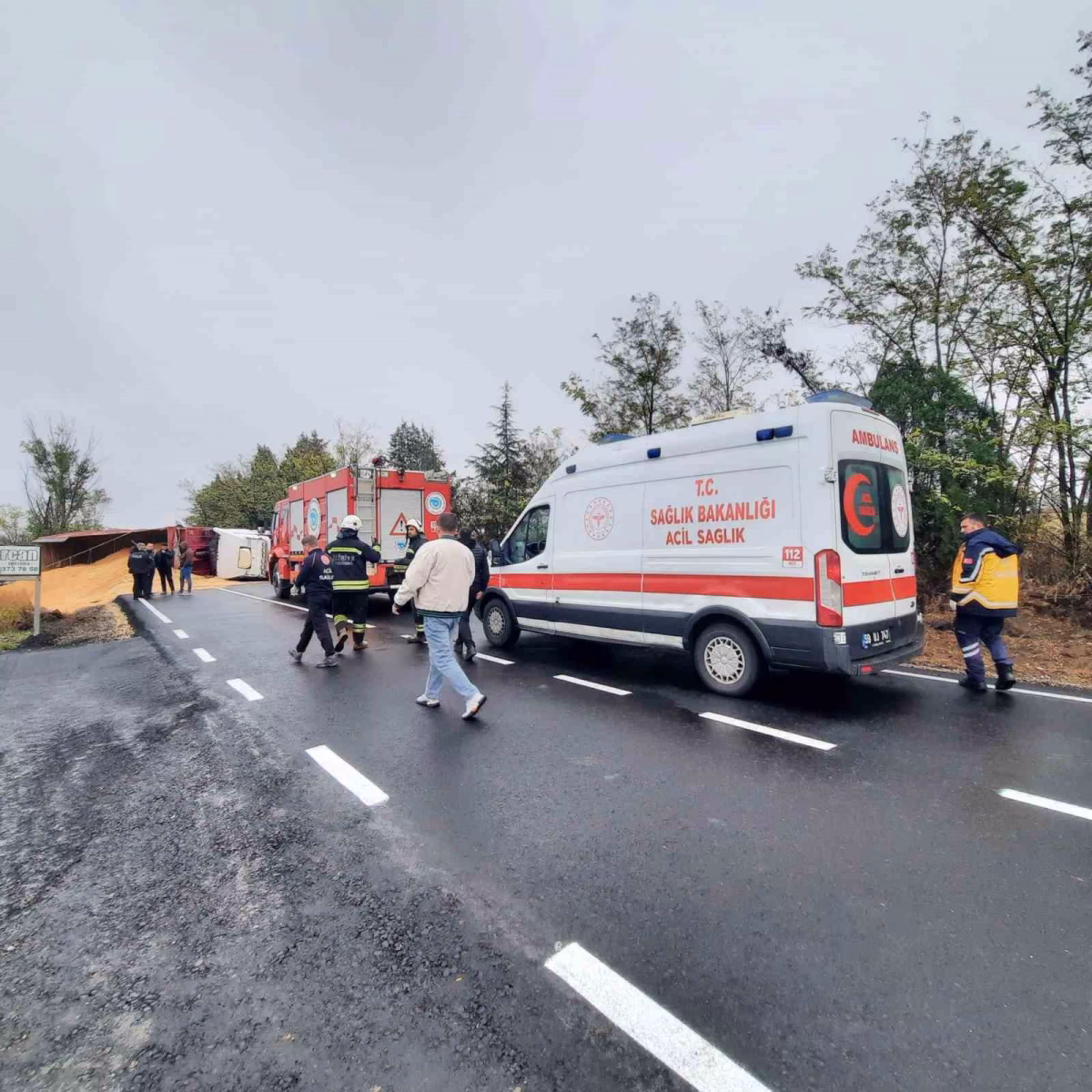 Tekirdağ'da Tır Devrildi: Tonlarca Kepek Yola Saçıldı