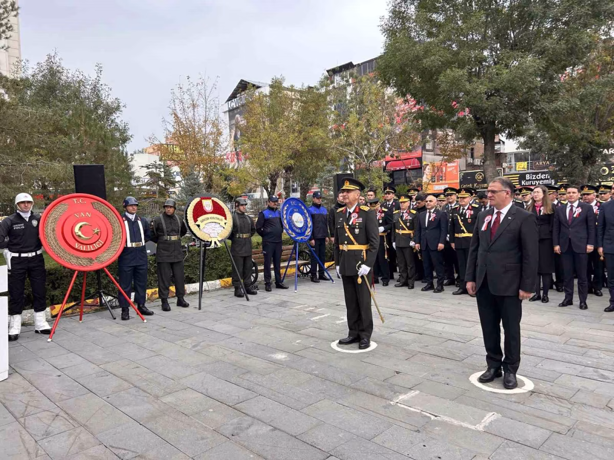 Van'da Cumhuriyet Bayramı Çelenk Sunma Töreni