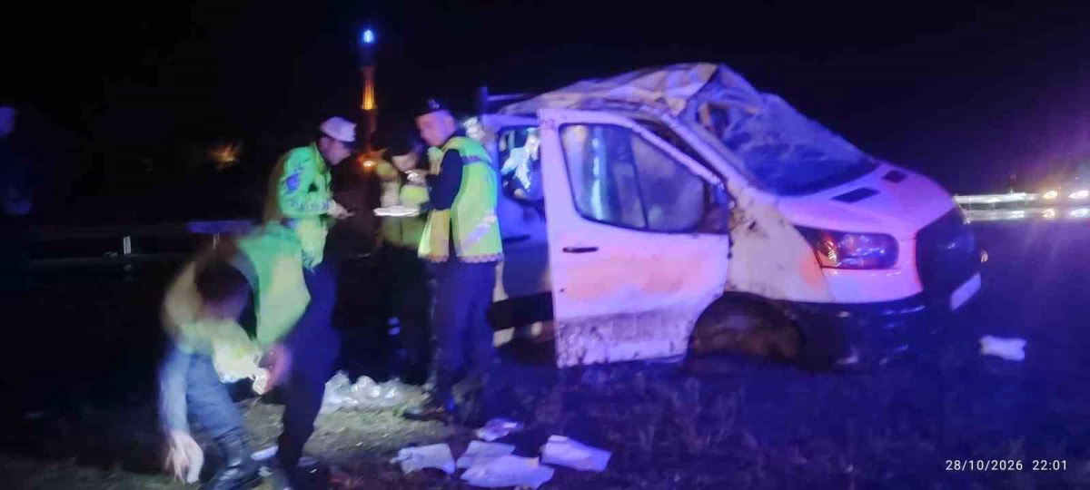 Yağışlı yolda takla atan otomobilde 4 kişi yaralandı