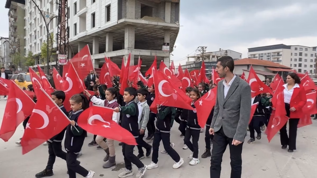 Yüksekova’da 110 Metrelik Dev Bayrak