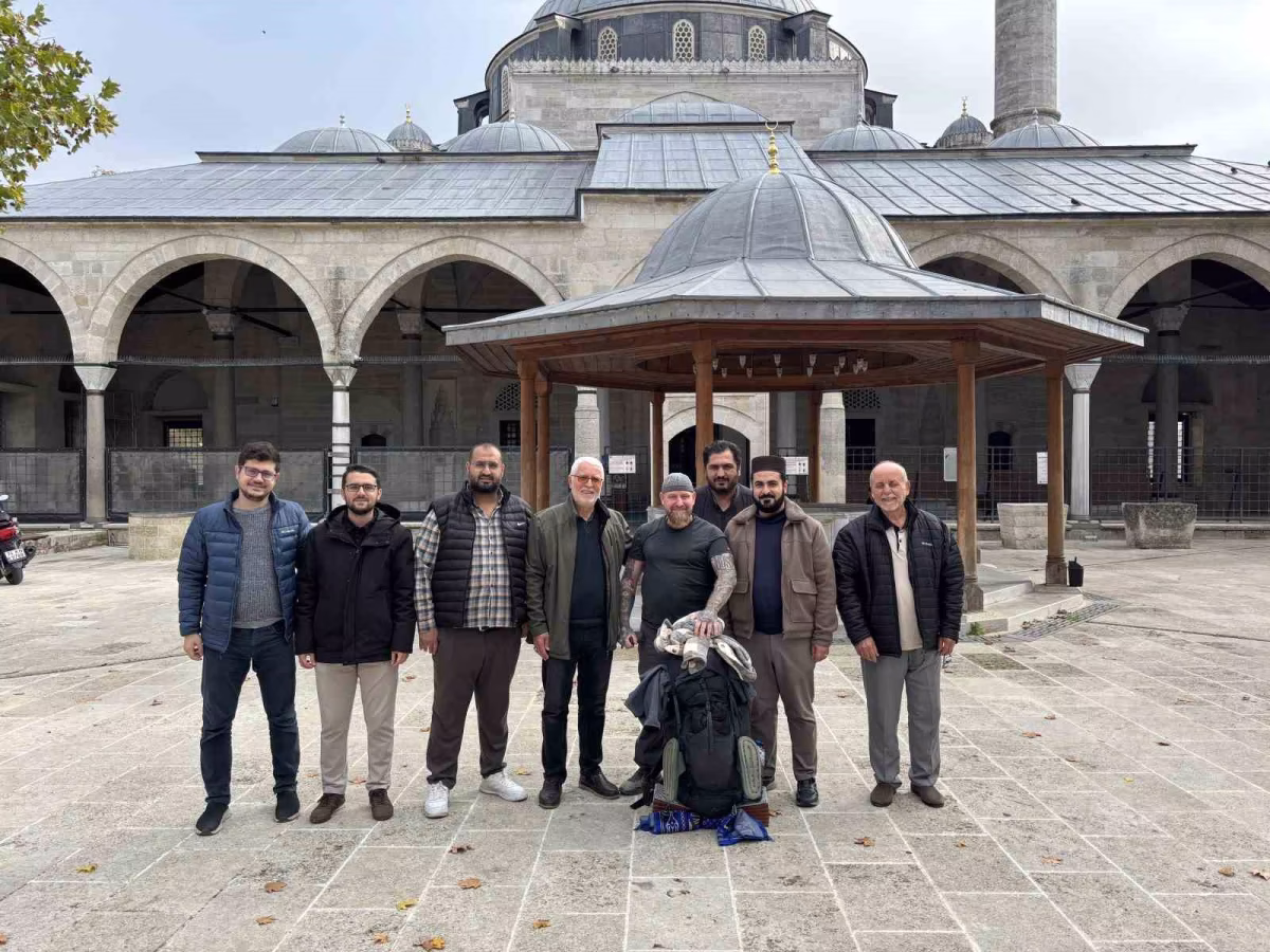 Almanya'dan hac için yürüyerek yola çıktı