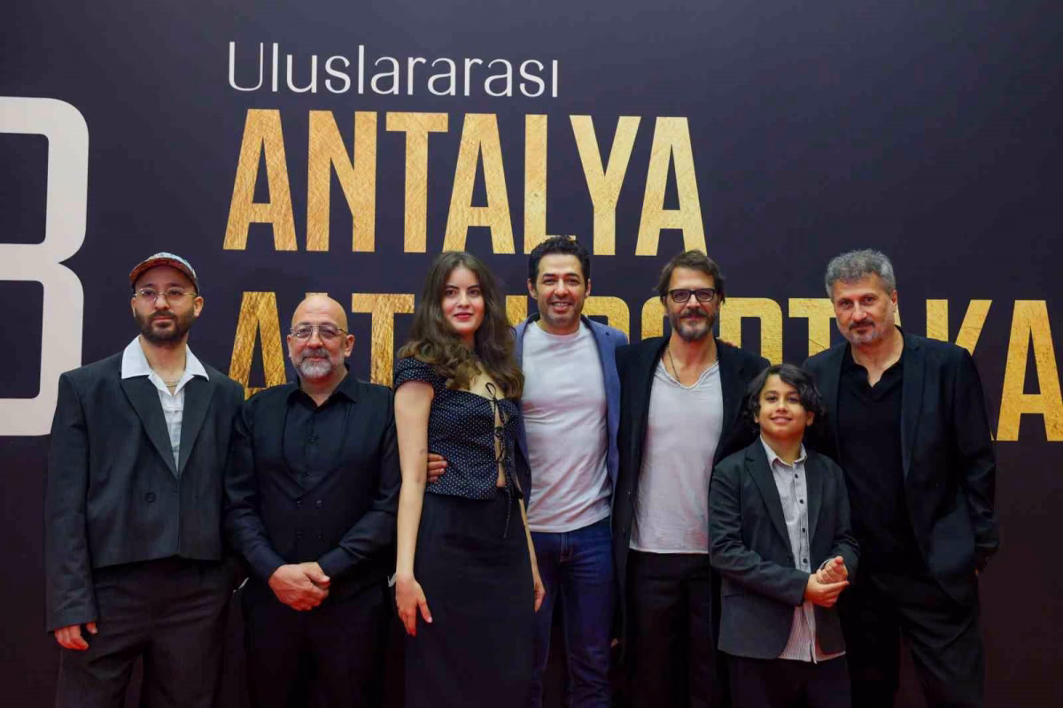 Altın Portakal'da Yıldız Geçidi Sürüyor