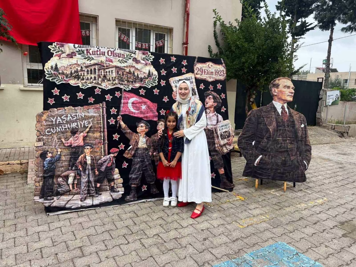 Atatürk Maketine Şemsiye Tutan Küçük Kız
