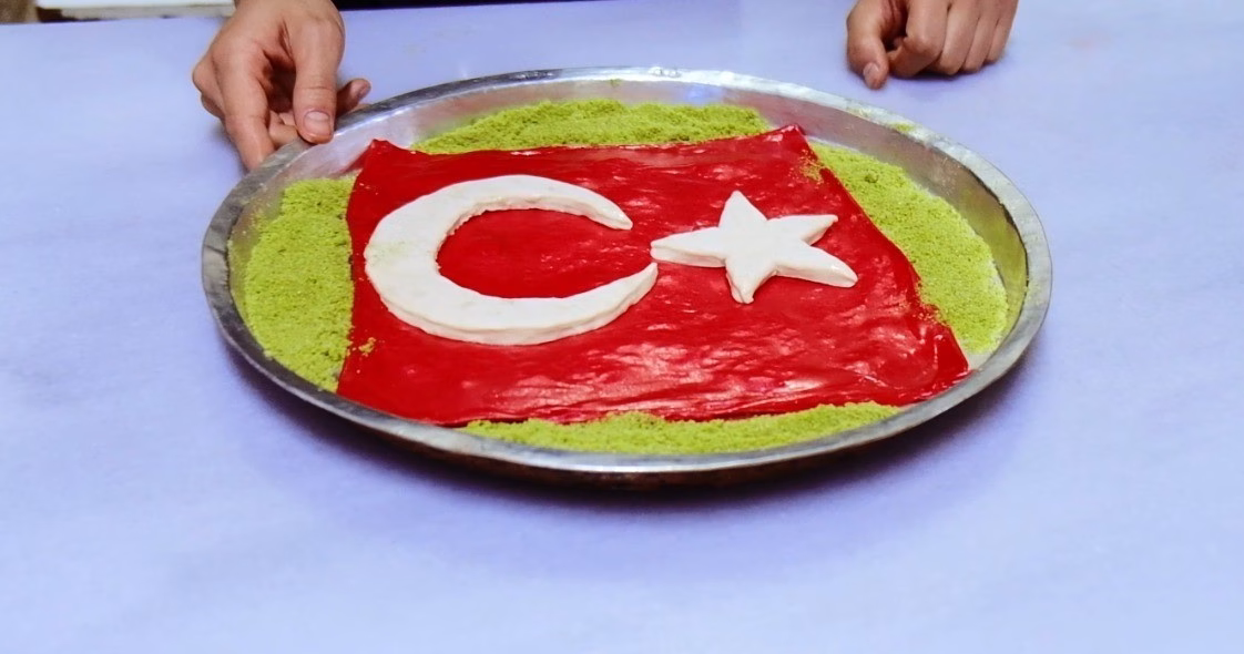 Ay yıldızlı katmer sosyal medyada ilgi gördü
