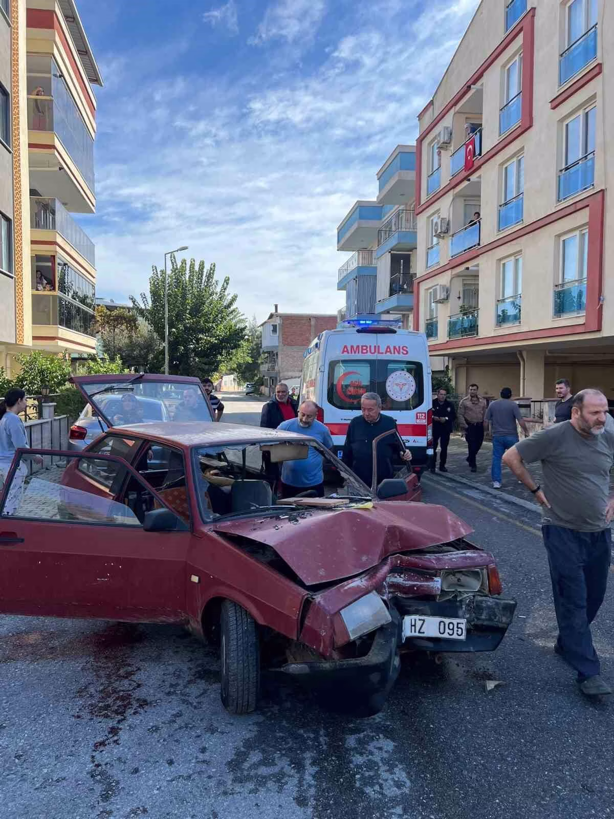 Aydın'da Direğe Çarpan Otomobil Yaraladı