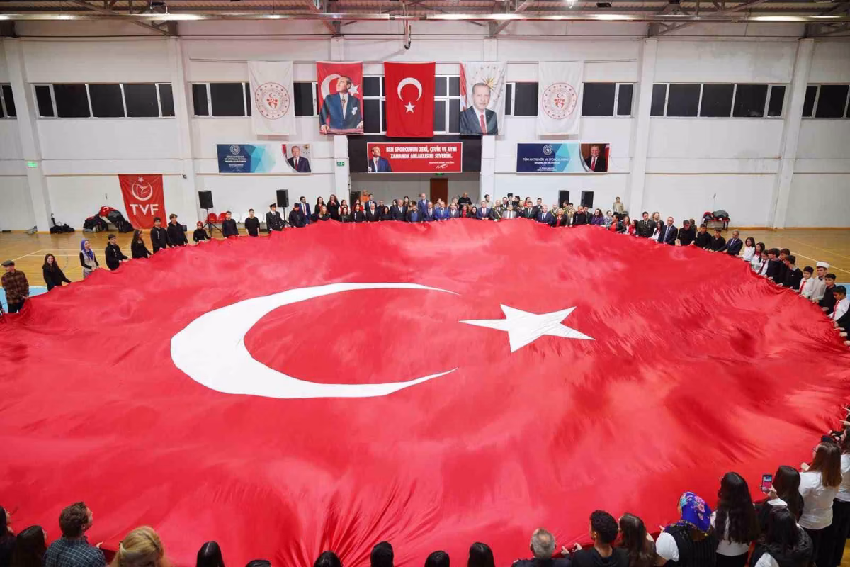 Ayvalık'ta Cumhuriyet Coşkusu Salonlara Sığdı