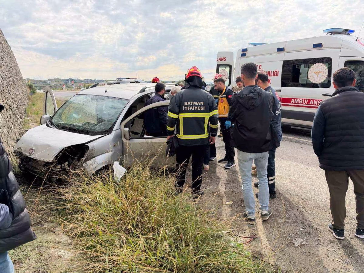 Batman'da Otomobil Duvara Çarptı: 2 Yaralı