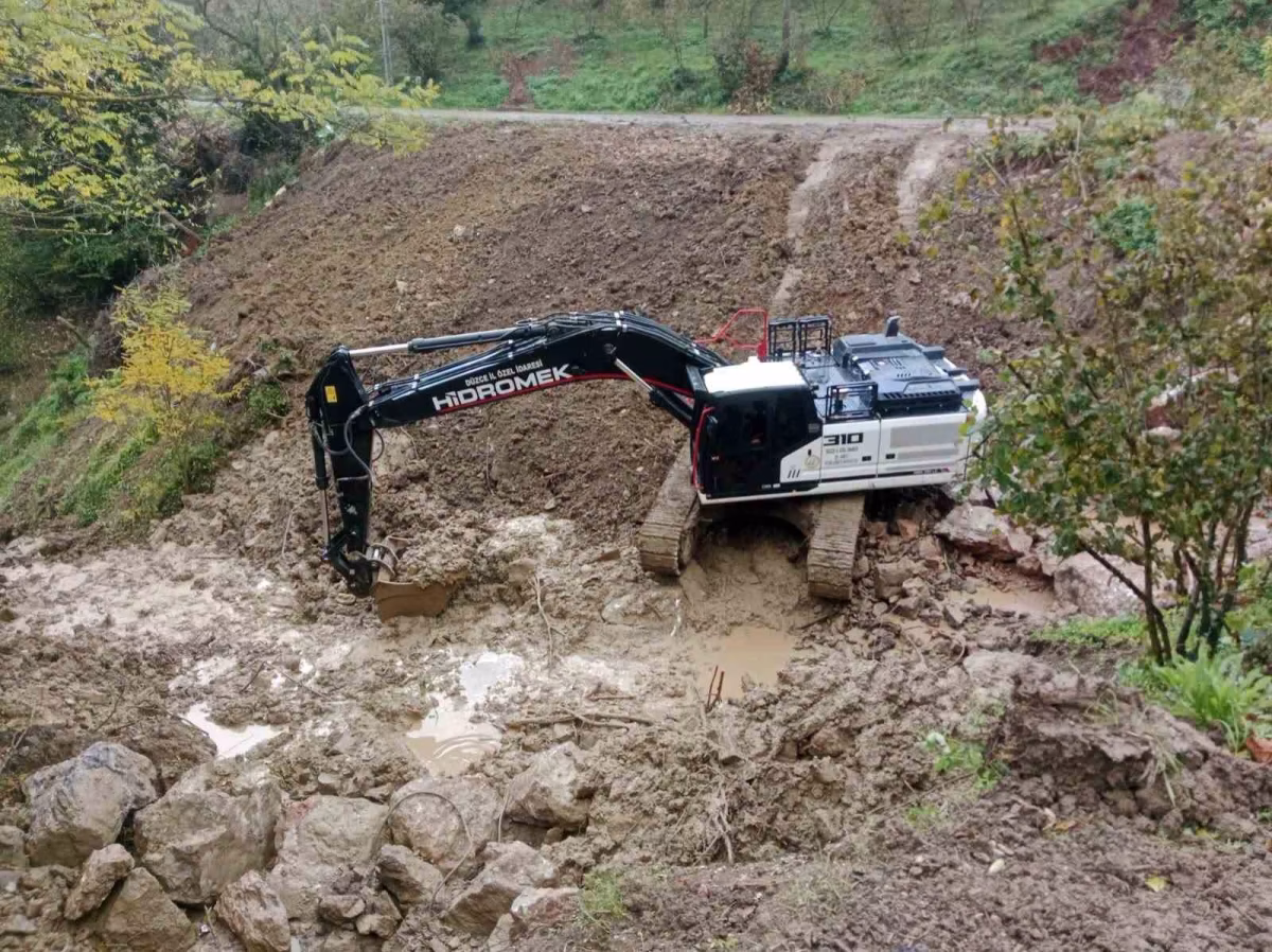 Cumayeri'nde Heyelan Sonrası Çalışmalar Sürüyor