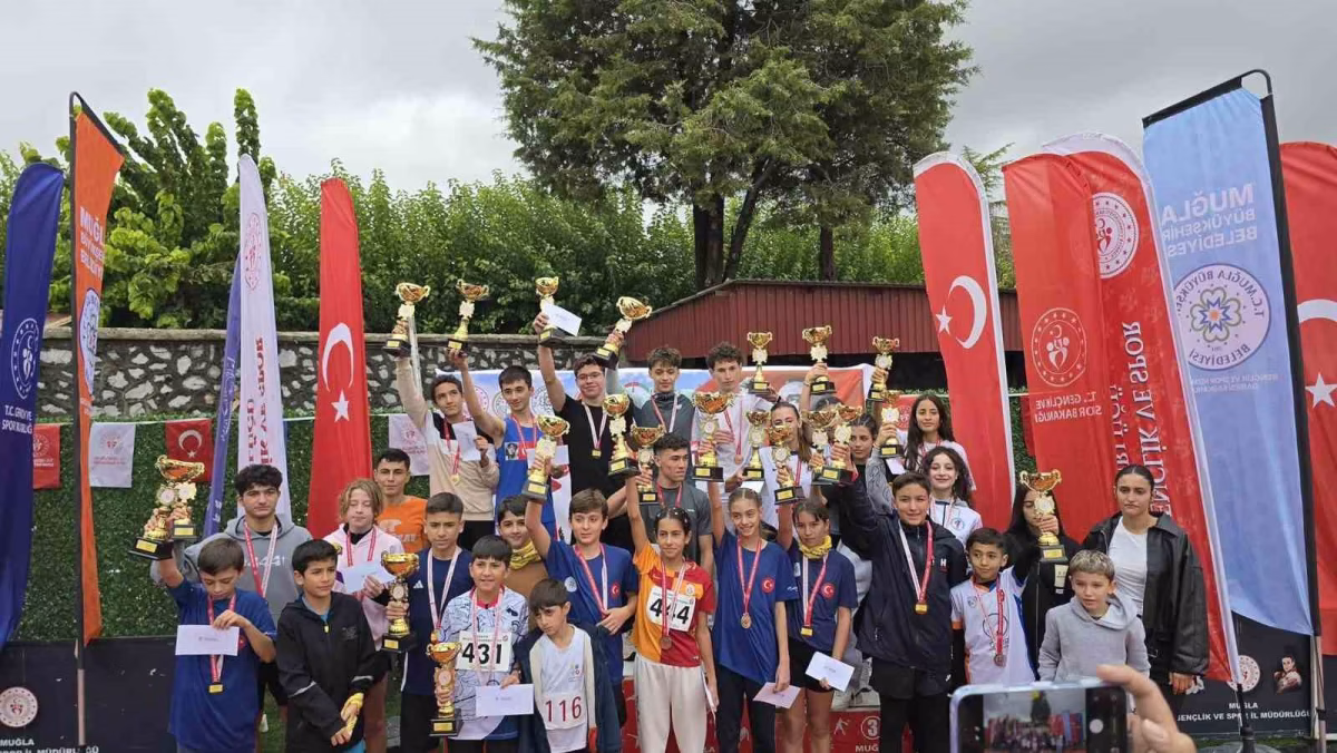Cumhuriyet Koşusu Derece Alanlar Ödüllendirildi