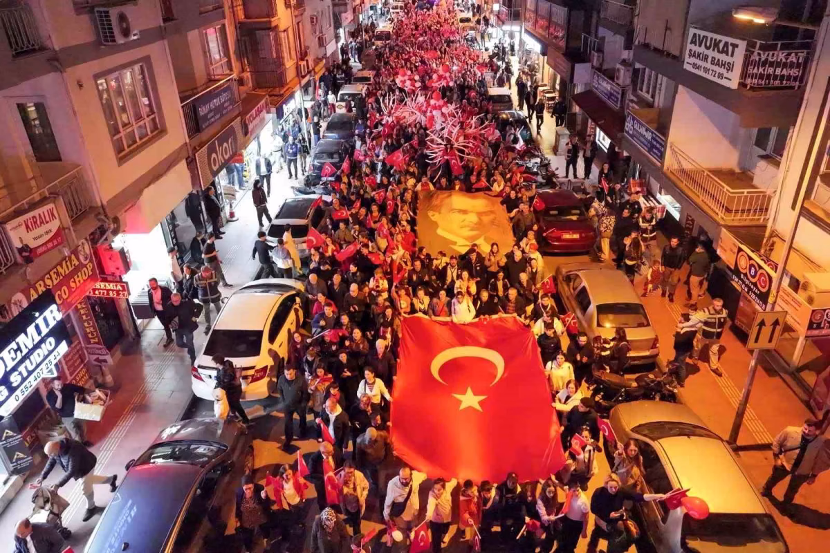 Efeler'de binlerce kişiyle dev Cumhuriyet yürüyüşü