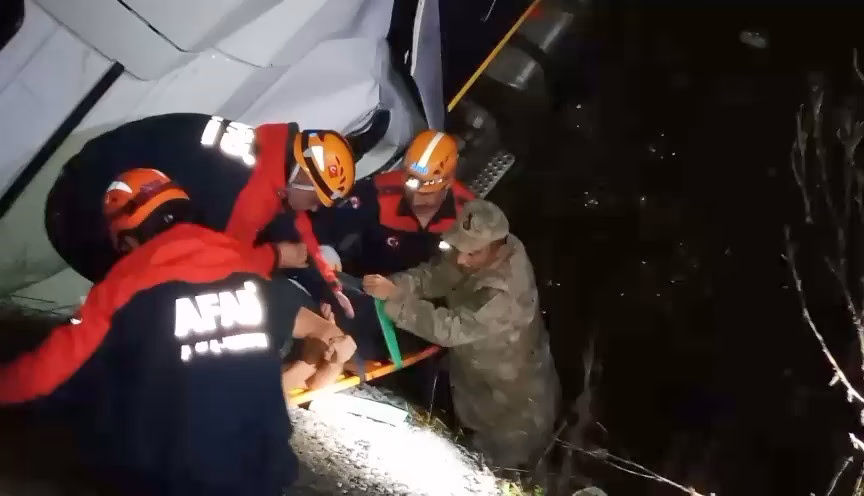 Elazığ'da Tır Şarampole Uçtu